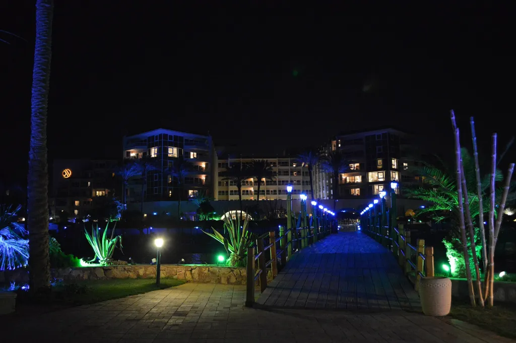 Silvester in Hurghada: beleuchtetes Resort bei Nacht, bereit für Silvester