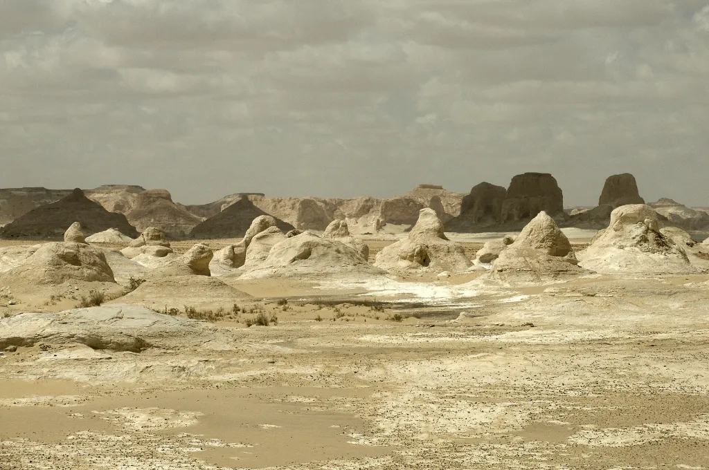 Felsformationen der Weißen Wüste bei einem Familienabenteuer in Ägypten