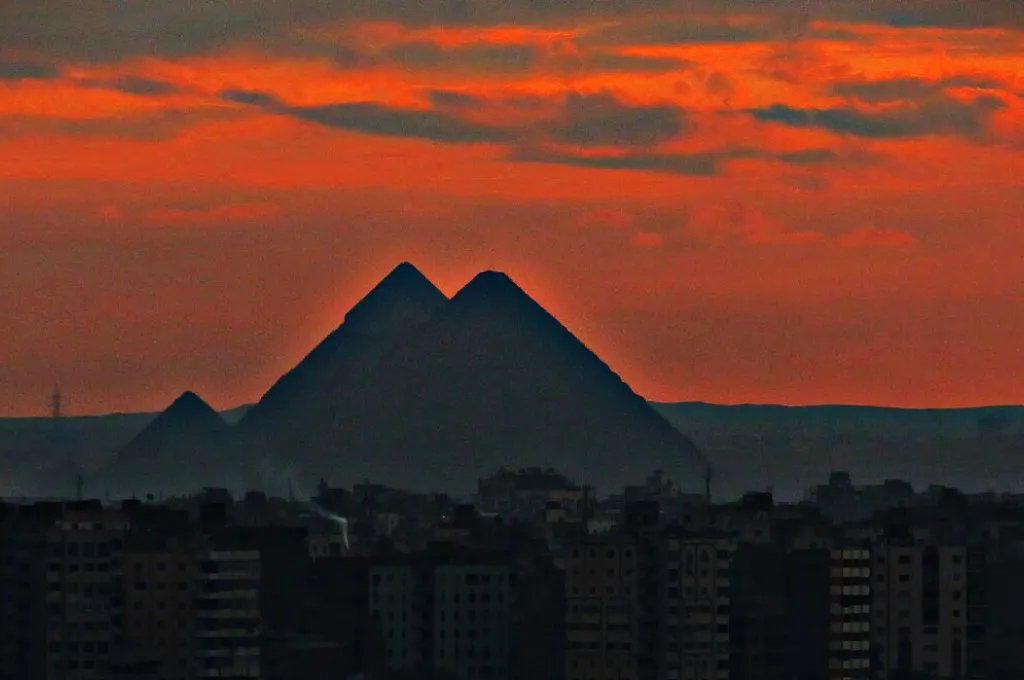 Pyramides rougeoyantes au coucher du soleil, un moment fort de Noël au Caire