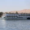 Réveillon de Noël en croisière sur le Nil : un bateau blanc navigue sur le Nil près de Louxor