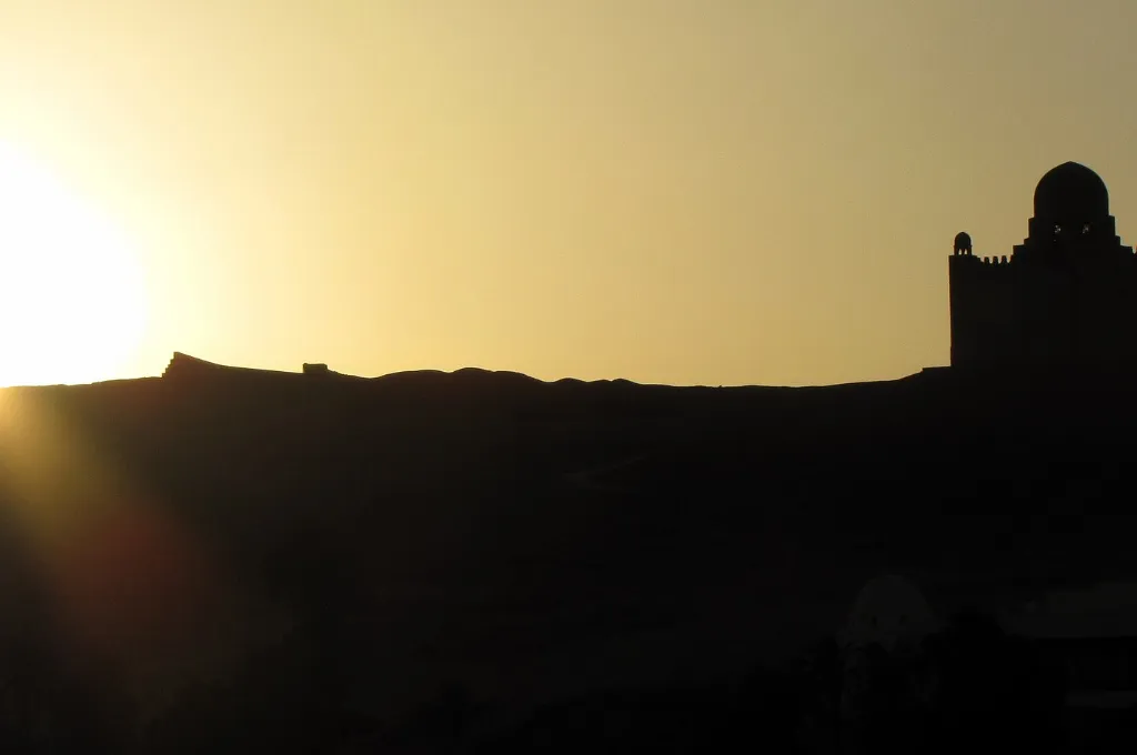 Sonnenuntergang in Assuan hinter der Silhouette des Aga-Khan-Mausoleums
