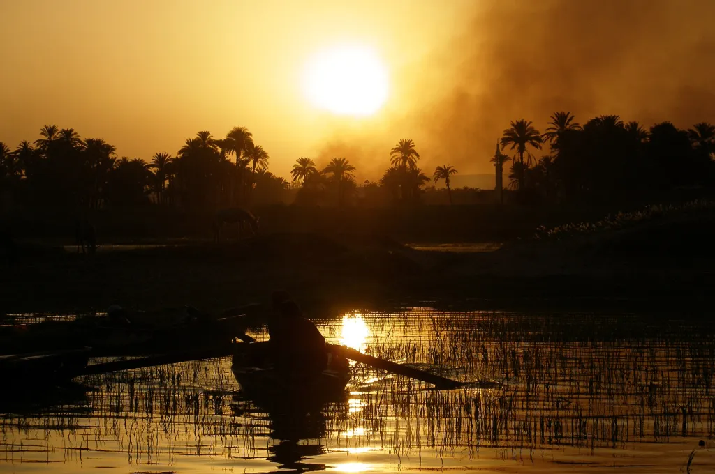 Sonnenuntergang über dem Nil bei Luxor mit Palmen am Ufer - Romantischer Neujahrsurlaub
