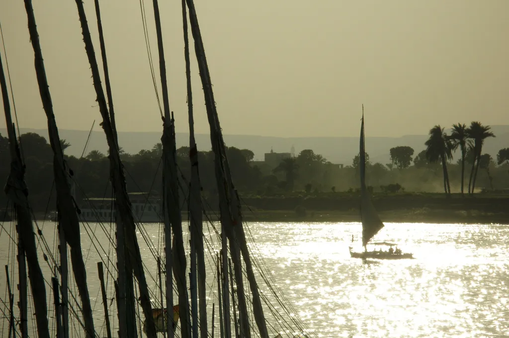 Segelbootmasten auf dem Nil in der Dämmerung bei Luxor