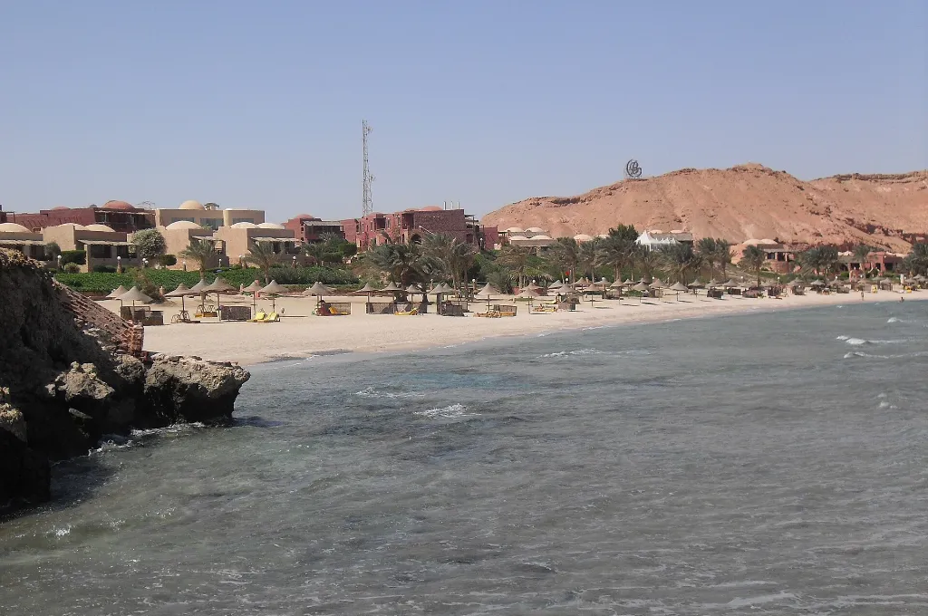 Ruhiger Strand am Roten Meer bei Marsa Alam, ein entspannter Abschluss für Weihnachten und Silvester in Ägypten