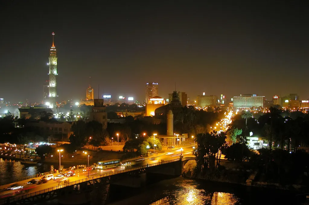 Skyline von Kairo und der Nil bei Nacht, ein klassischer Silvesterblick für Weihnachten und Silvester in Ägypten