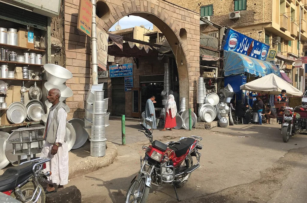 Voyage de Noël en solo en Égypte : une promenade en soirée dans le souk d'Assouan
