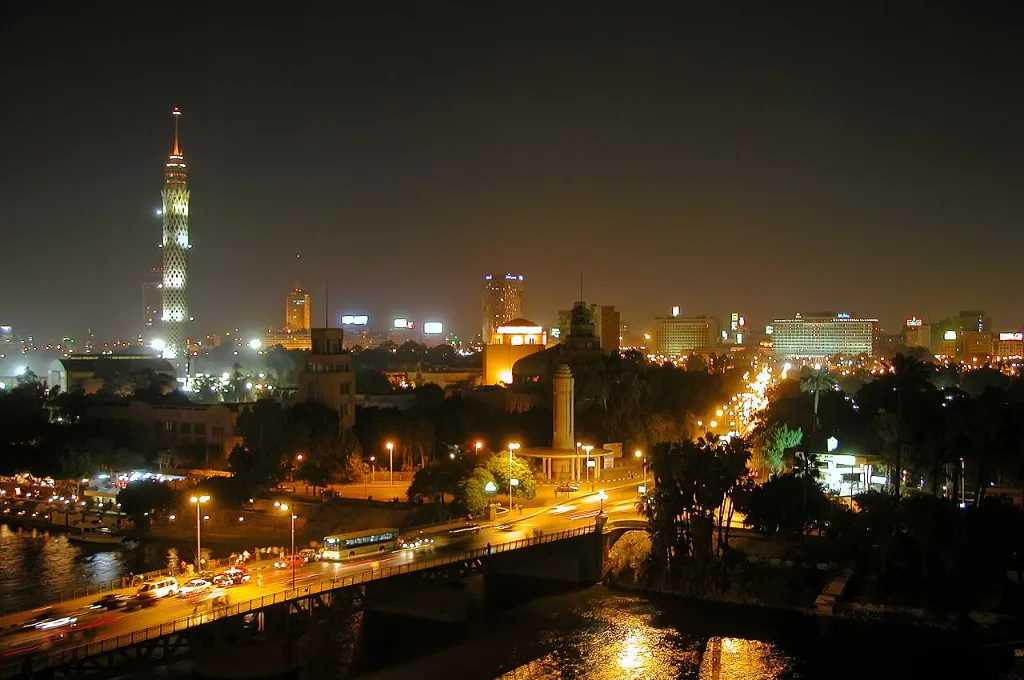 Voyages de Noël en solo : Le Caire illuminé la nuit au bord du Nil