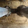 Temple d'Esna, Égypte : vue vers le haut sur les colonnes peintes et le plafond sculpté de la salle de Khnoum