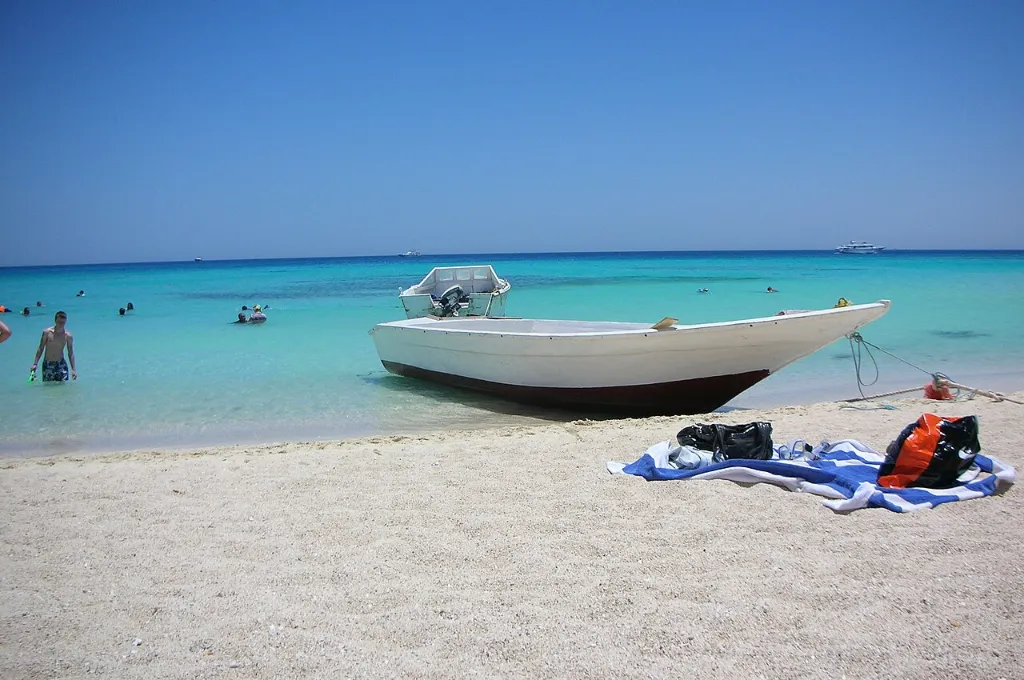 Plage tranquille de l'île de Giftun pour des vacances de Noël à Hurghada