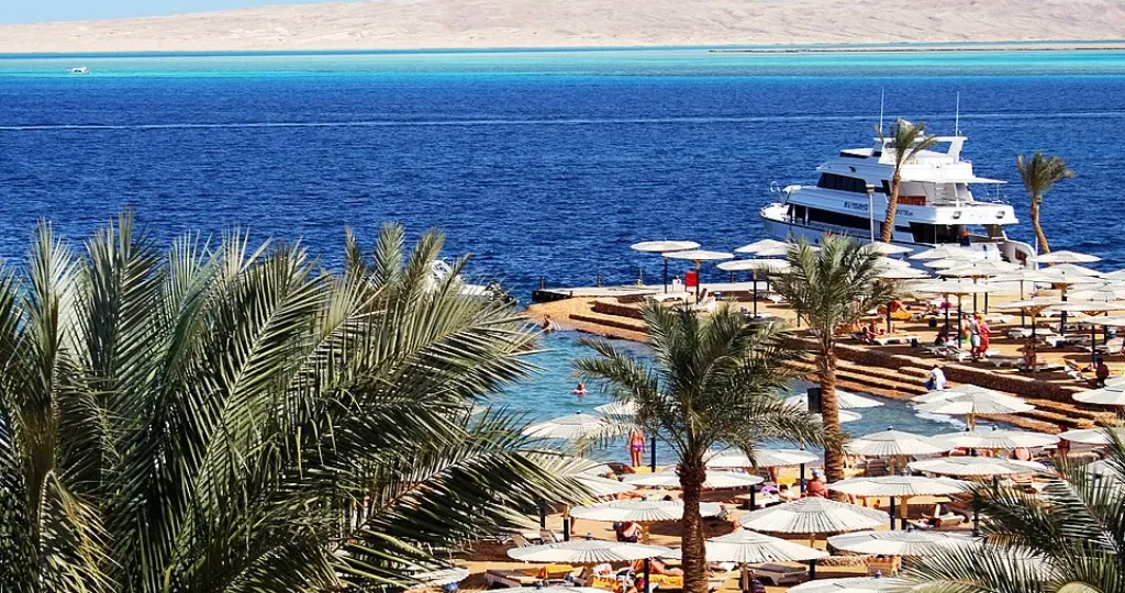 Plage et marina d'un hôtel pour des vacances de Noël à Hurghada sur la mer Rouge