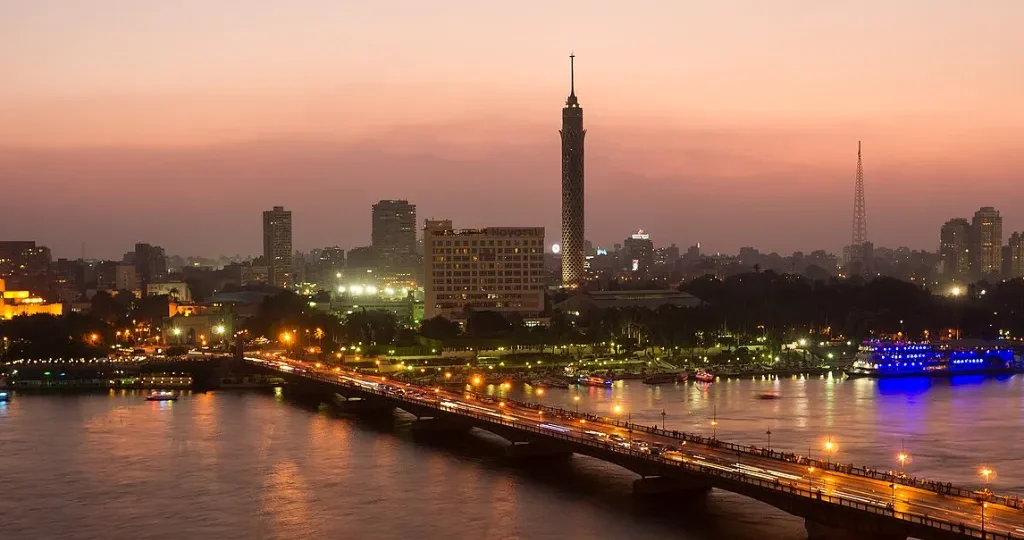 Weihnachten in Kairo: Kairoturm und Nil in der Abenddämmerung