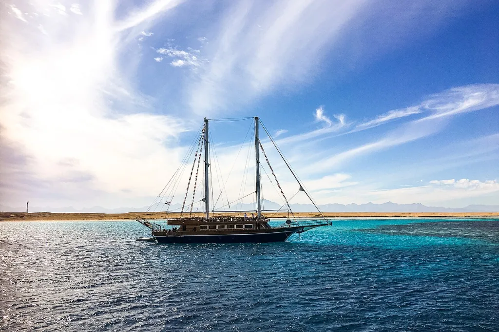 Segelboot vor der Giftun-Insel im Weihnachtsurlaub in Hurghada