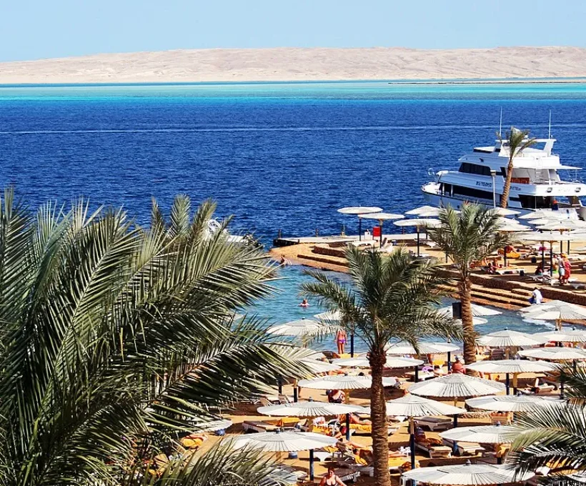 Strand und Marina eines Hotels für den Weihnachtsurlaub in Hurghada am Roten Meer