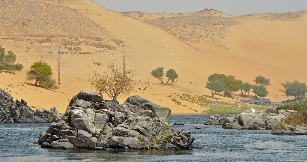 Weihnachtsurlaub in der Sonne in Ägypten: Granitfelsen und goldene Dünen am sonnigen Nil bei Assuan